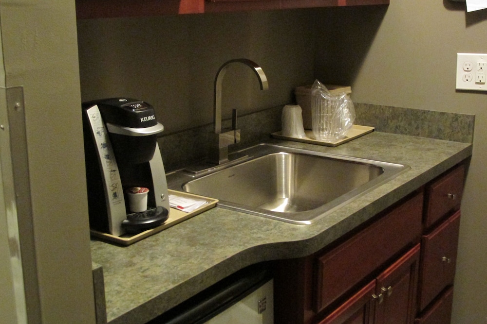Standard Room, 1 Queen Bed, Refrigerator & Microwave photo 2