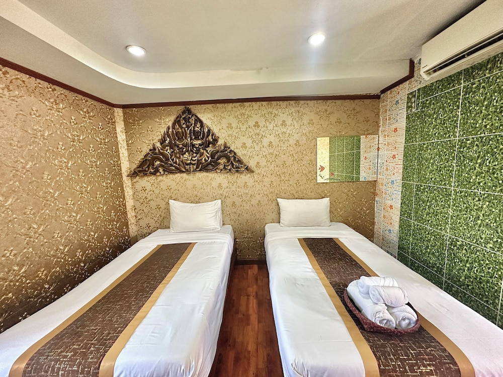 Superior Twin Room (Pool Access) photo 2