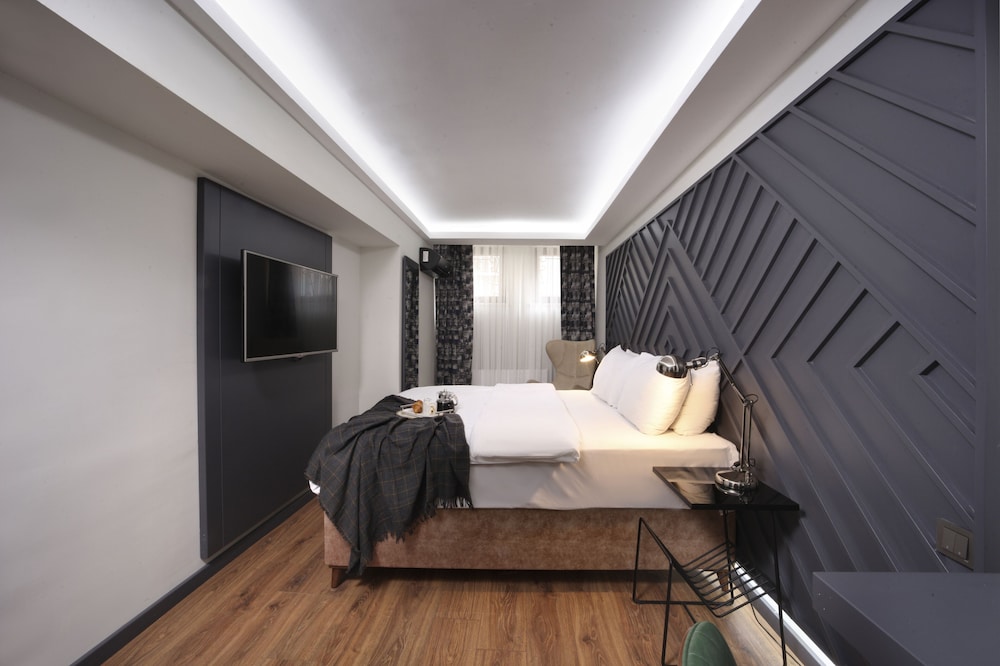 Economy Double Room, 1 Queen Bed photo 3