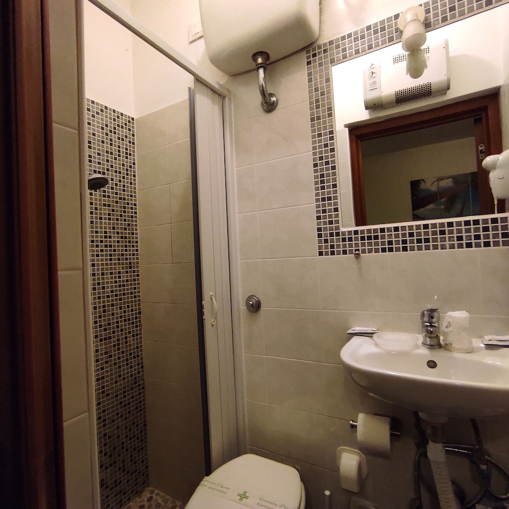 Basic Double Room, 1 Double or 2 Twin Beds, Non Smoking - Photo 3