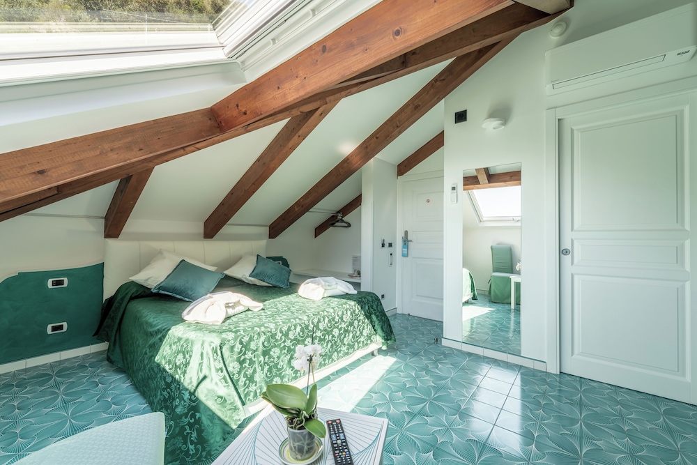 Junior Suite Sea View thumbnail 5