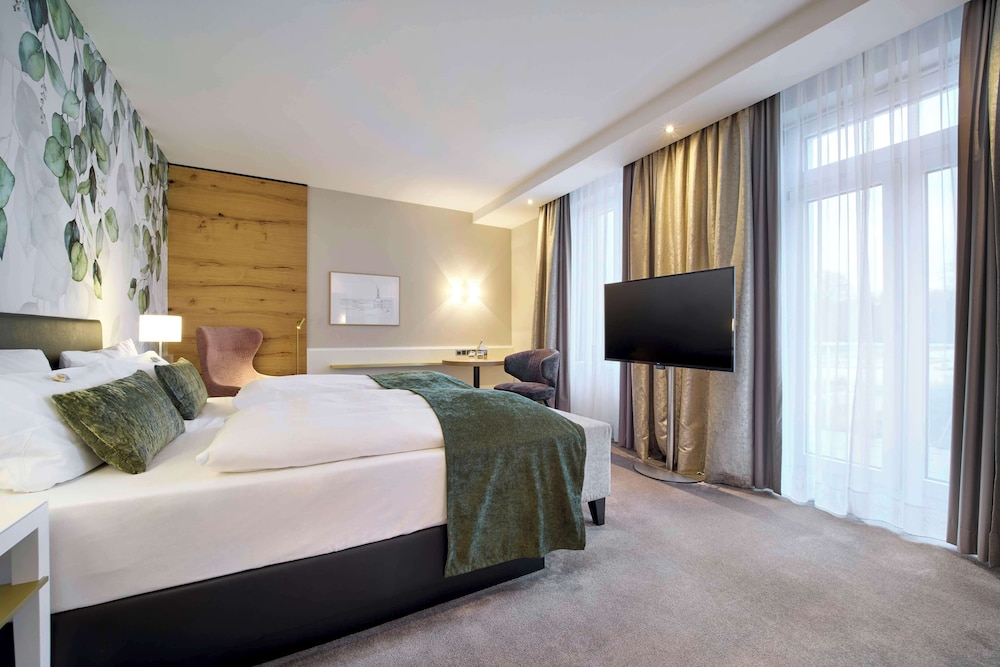 Premium Room, 1 Double Bed, Balcony, Park View (Converts to 2 Twin Beds) photo 2