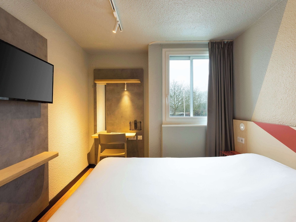 Triple Room with a double bed and a Murphy bed, photo 6