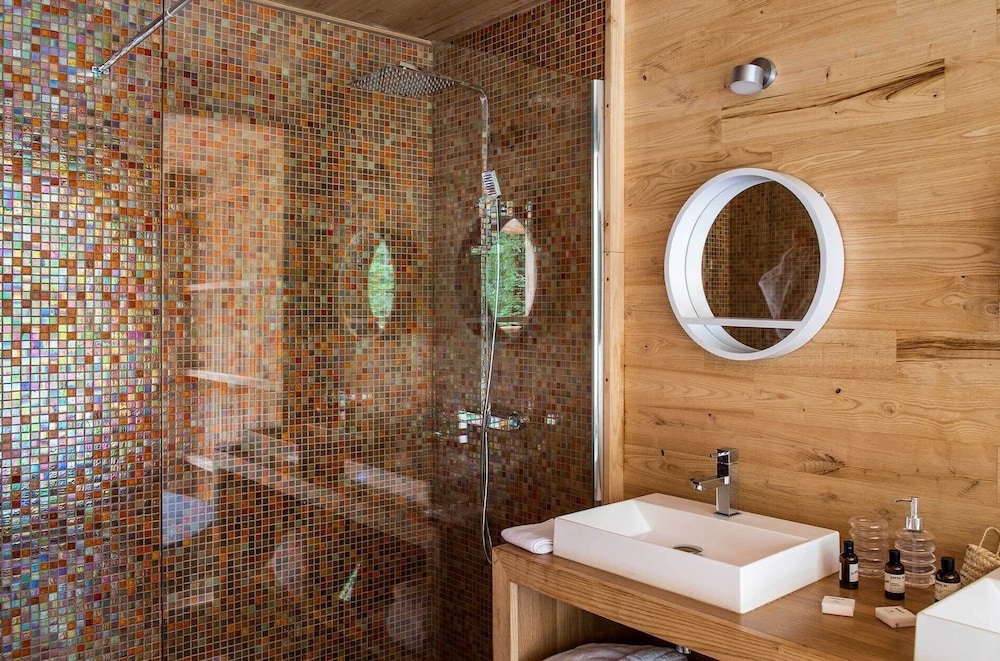 Design Suite, Sauna and Jacuzzi, 1 King bed - "Sixtie's" by Anne-Caroline Frey - Photo 3