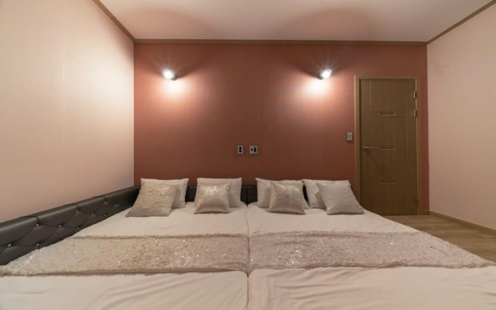 Room (Familia (Unshared House Group Family))