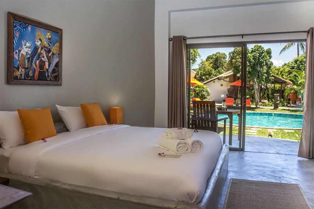Deluxe Poolside Bungalow photo 3