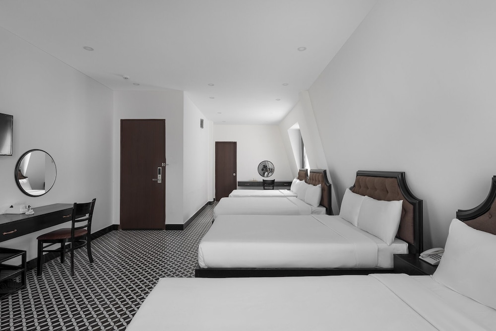 Family Room, Multiple Beds, City View