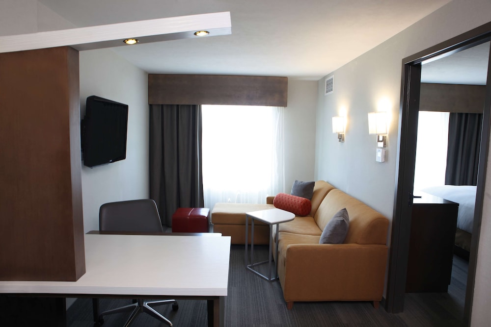 Suite, 1 King Bed, Accessible, Bathtub (Mobility & Hearing, 2 Rooms, Sofa) photo 2