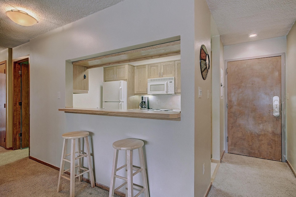Condo, 2 Bedrooms photo 3