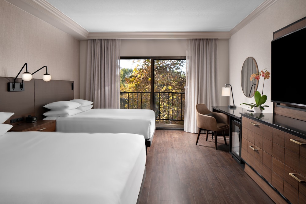 Room, 2 Queen Beds, Balcony, Mountain View - Photo 1