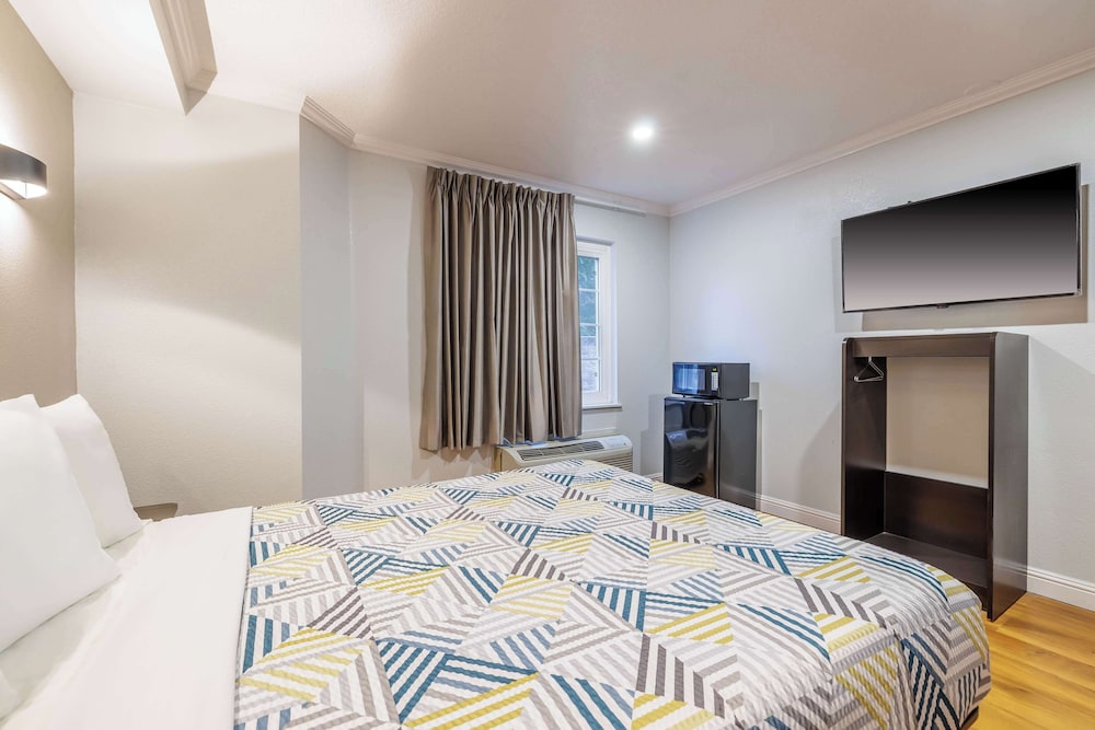 Deluxe Room, 1 Queen Bed, Accessible, Non Smoking photo 3