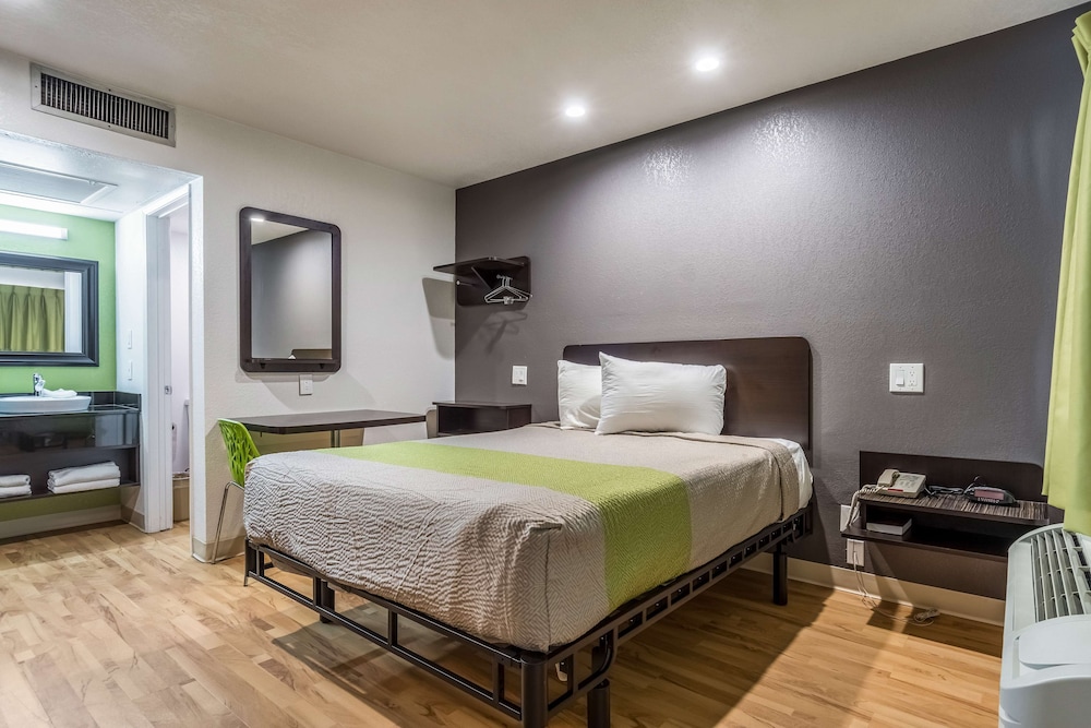 Deluxe Room, 1 Queen Bed, Non Smoking, Kitchenette photo 3
