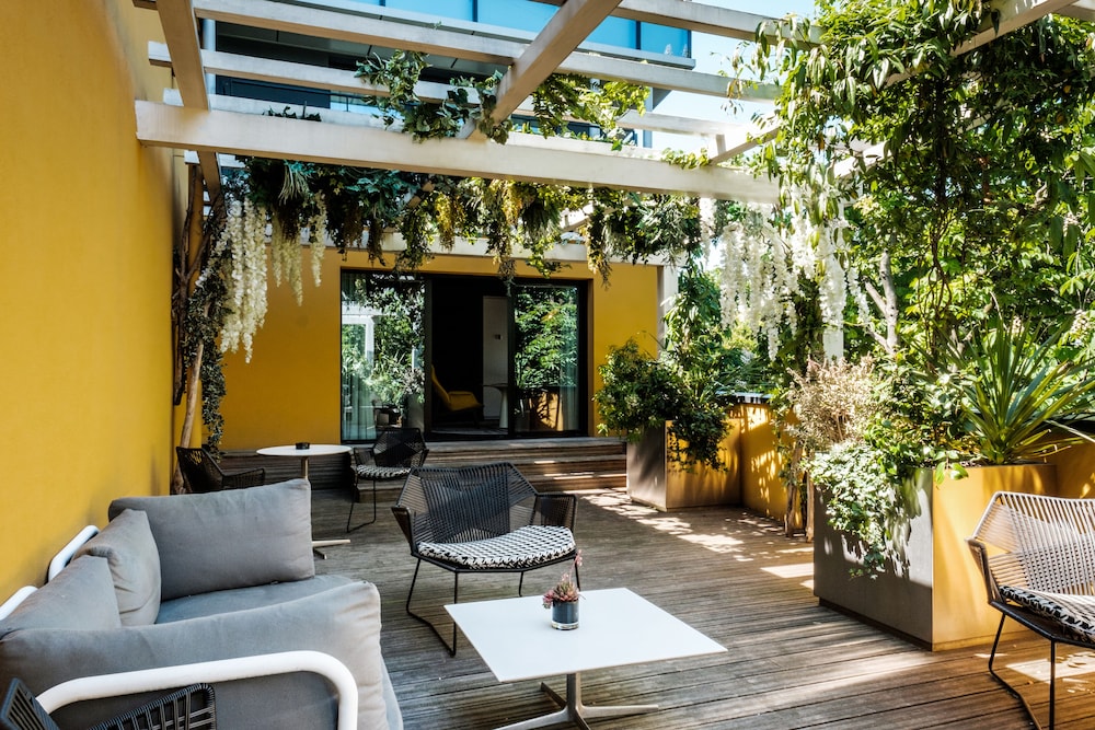 Chambre Exécutive, 1 grand lit (private outdoor terrace. Paris view)