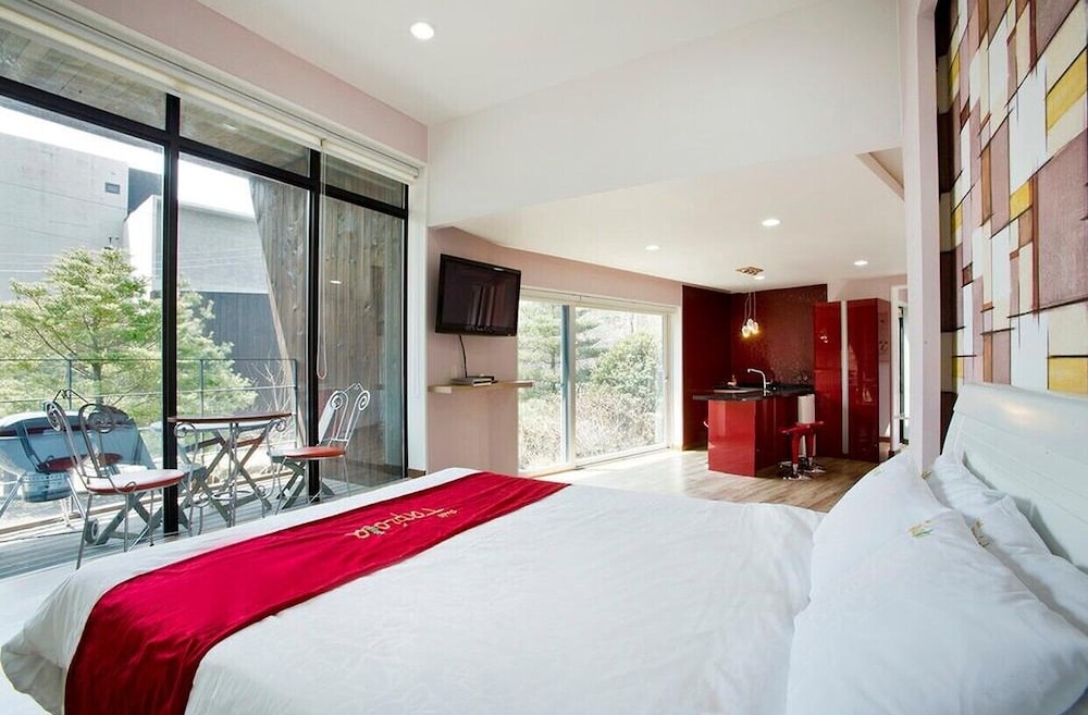 Room (Red) photo 2
