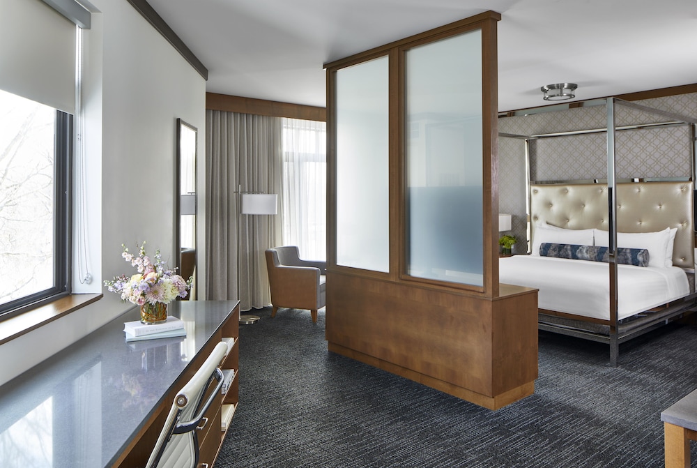 Junior Suite, 1 King Bed, Mobility Accessible
