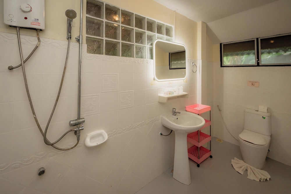 Deluxe Beachpool or Beachfront Cottage - Photo 10