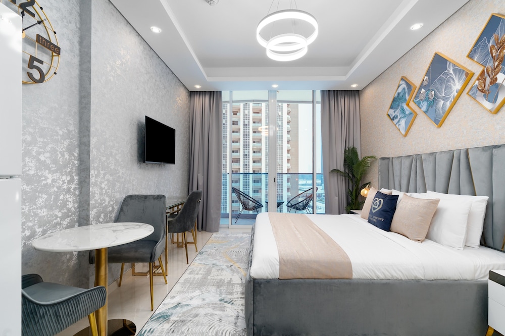 Romantic Studio, 1 King Bed, Pool Access photo 1