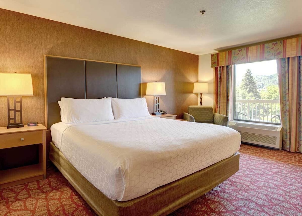 Classic, 1 King Bed, Balcony