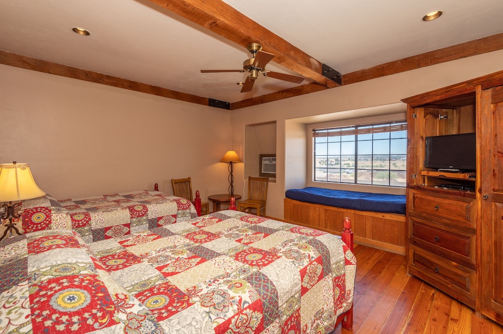 Double Bed Room w/Day Bed - Upstairs