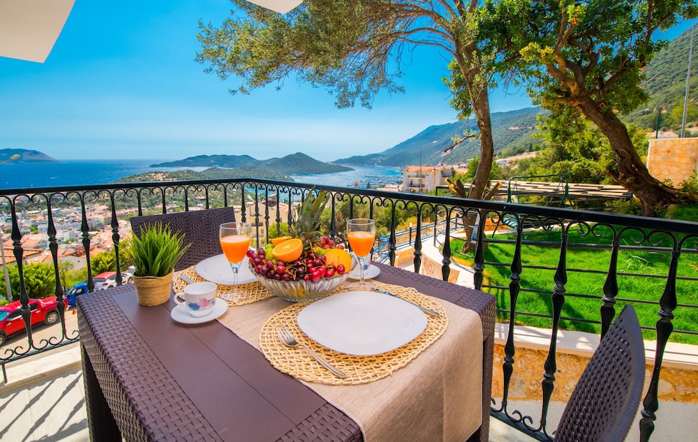 Standard Suite, 1 Double Bed with Sofa bed, Balcony, Partial Sea View photo 1