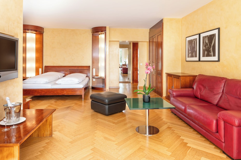 Junior Suite, 1 Queen Bed, Balcony, Mountain View photo 3