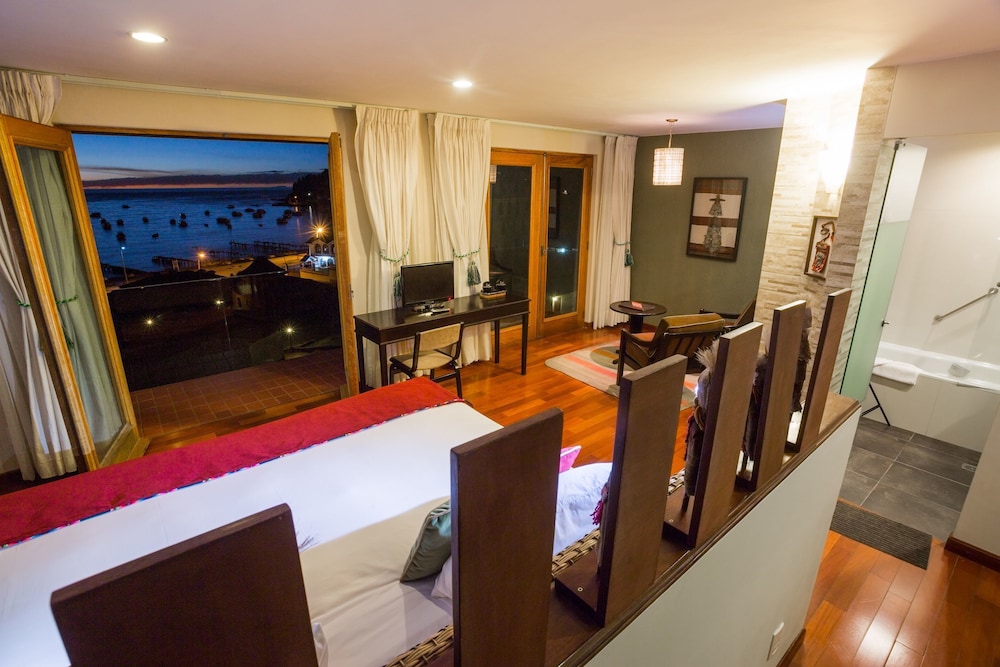 Premium Double Room, 1 King Bed, Balcony, Lake View photo 3