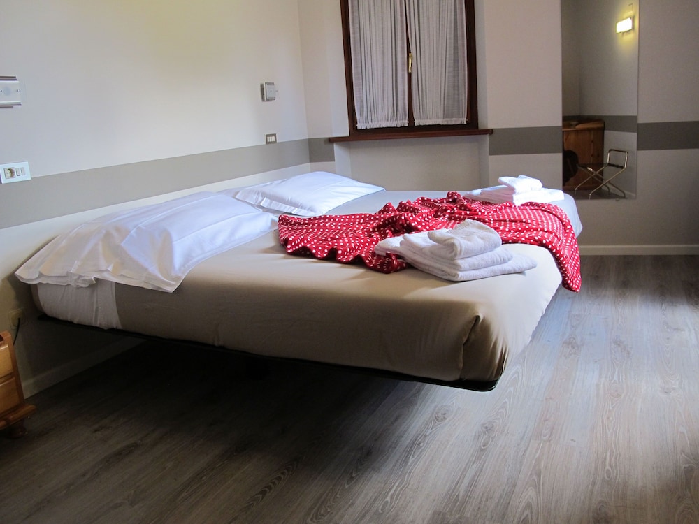 Standard Room, 1 King Bed photo 2