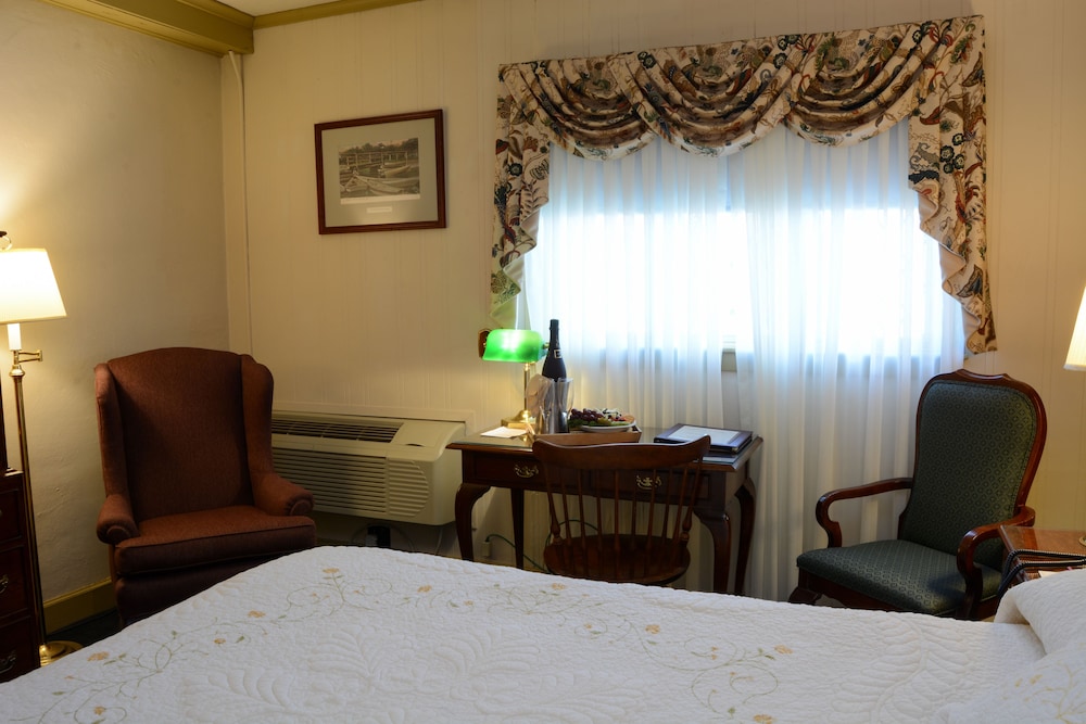 Standard Room, 1 Queen Bed, Second Floor, Above Lounge photo 3