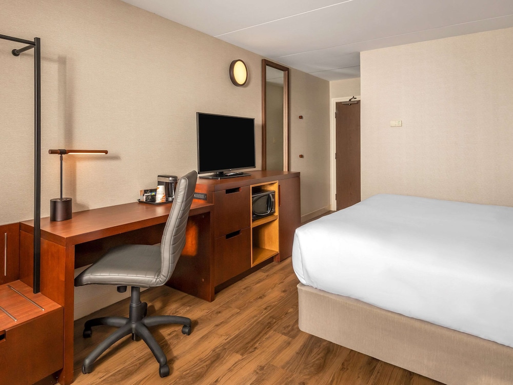 Room, 2 Queen Beds, Non Smoking (Pet Friendly) - Photo 5