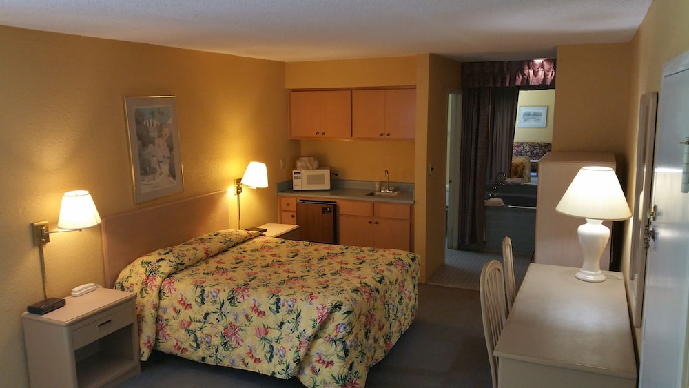 Deluxe Room, 1 Queen Bed, Jetted Tub photo 1