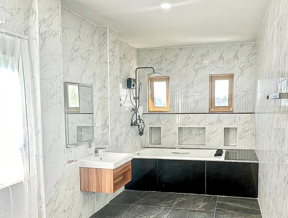Deluxe Room with Bathtub - Photo 4
