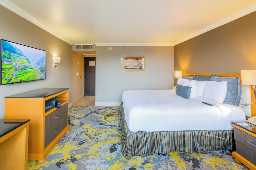 Deluxe Room, 1 King Bed, Balcony - Photo 4