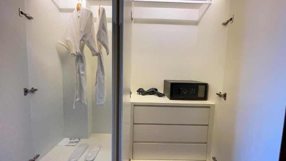 Deluxe Twin Beds (No Bathtub)