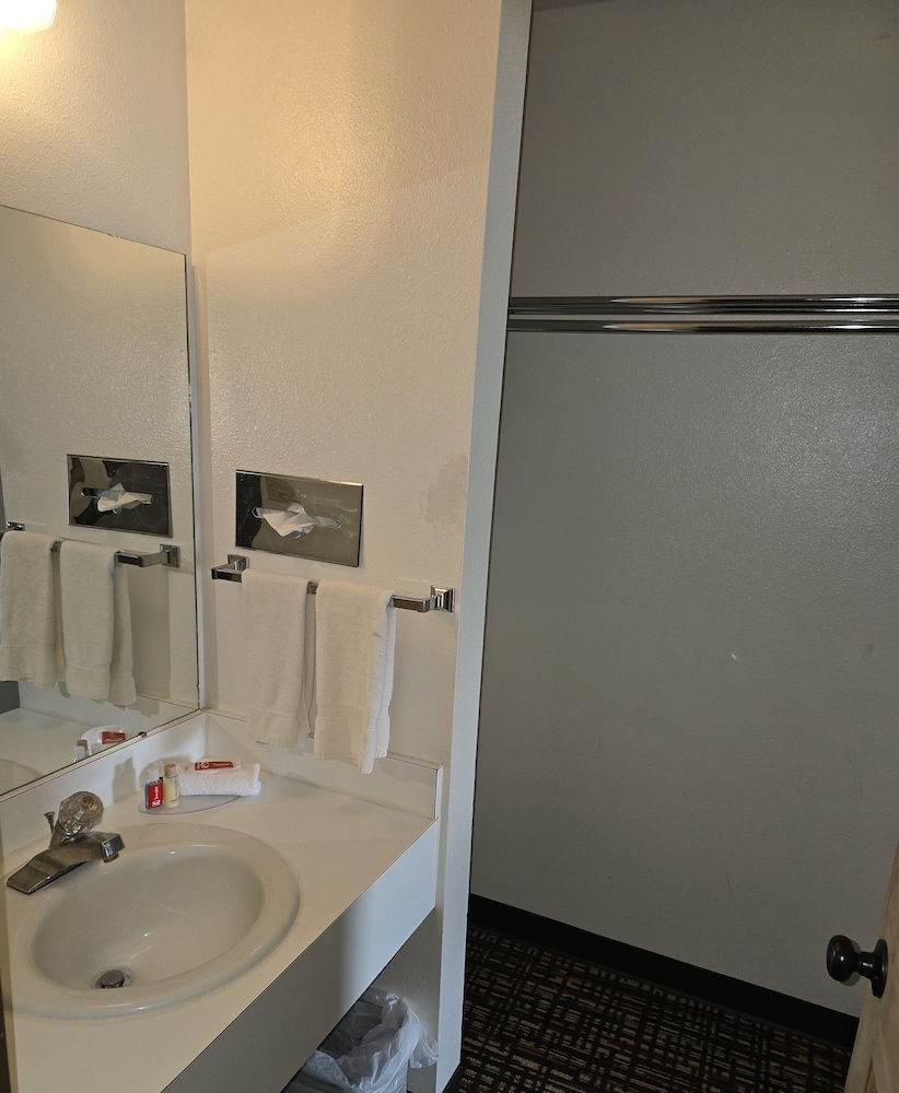 Room, 1 King Bed, Non Smoking (Upgrade) photo 2