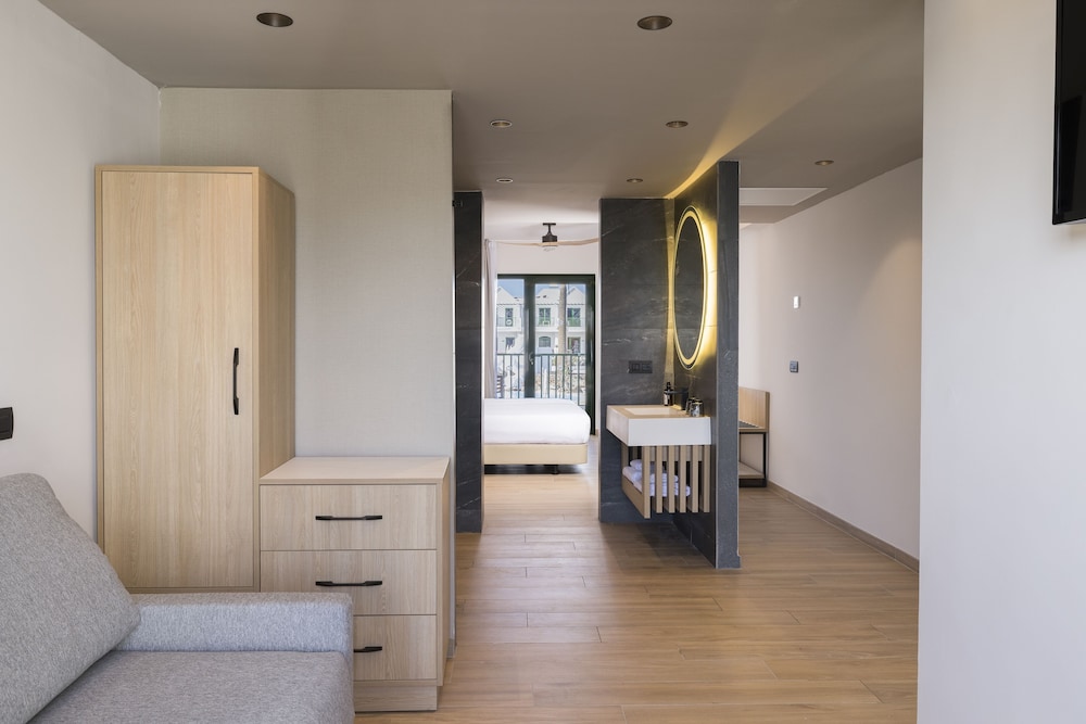 Studio Suite, Pool View (2 adults and 2 children) photo 2