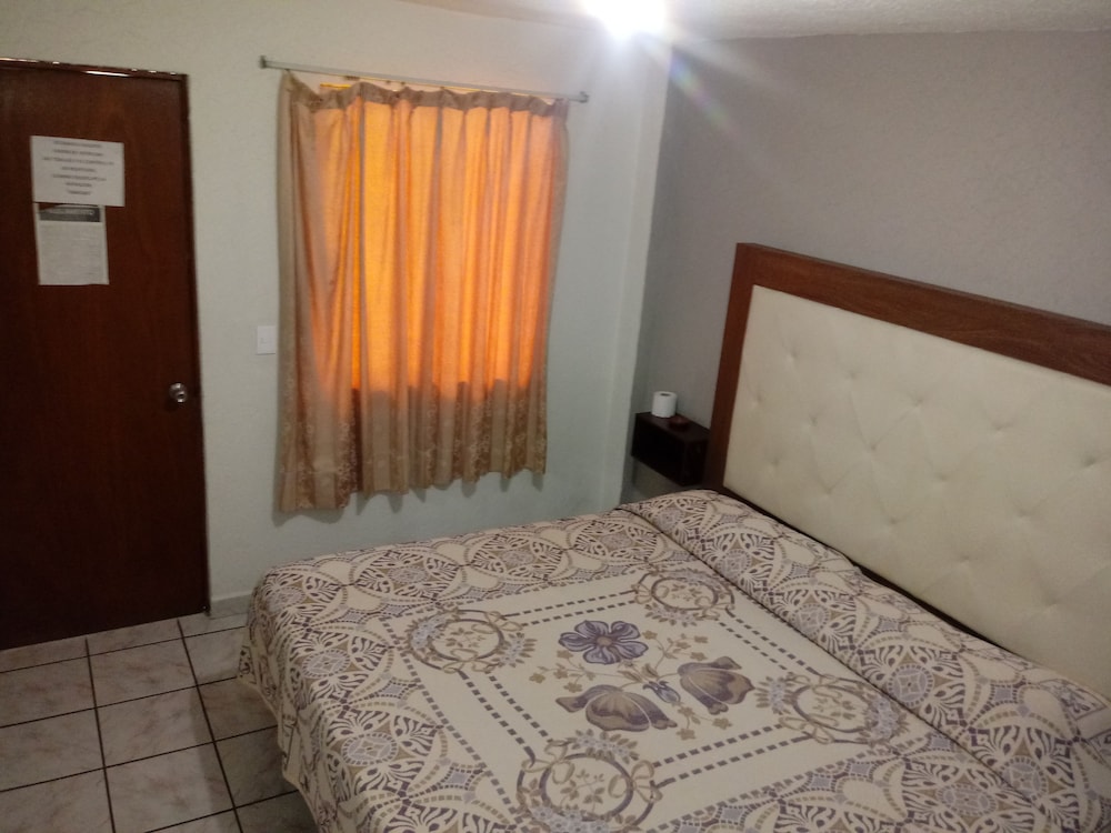 Deluxe Room, 1 King Bed photo 3