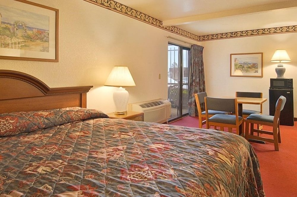 Standard Room, 1 King Bed - Photo 3
