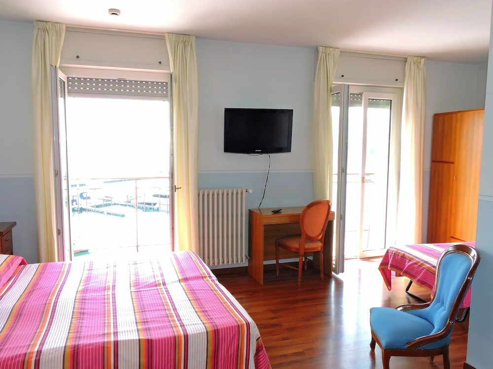 Panoramic Quadruple Room, Lake View photo 1