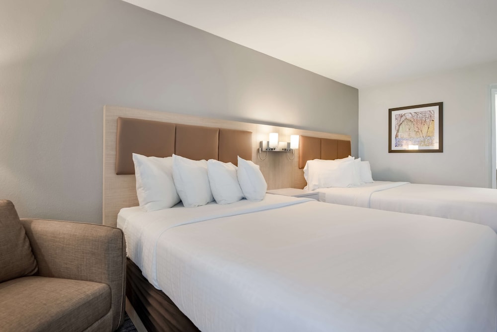 Standard Room, 2 Queen Beds, Non Smoking, Refrigerator & Microwave - Photo 3