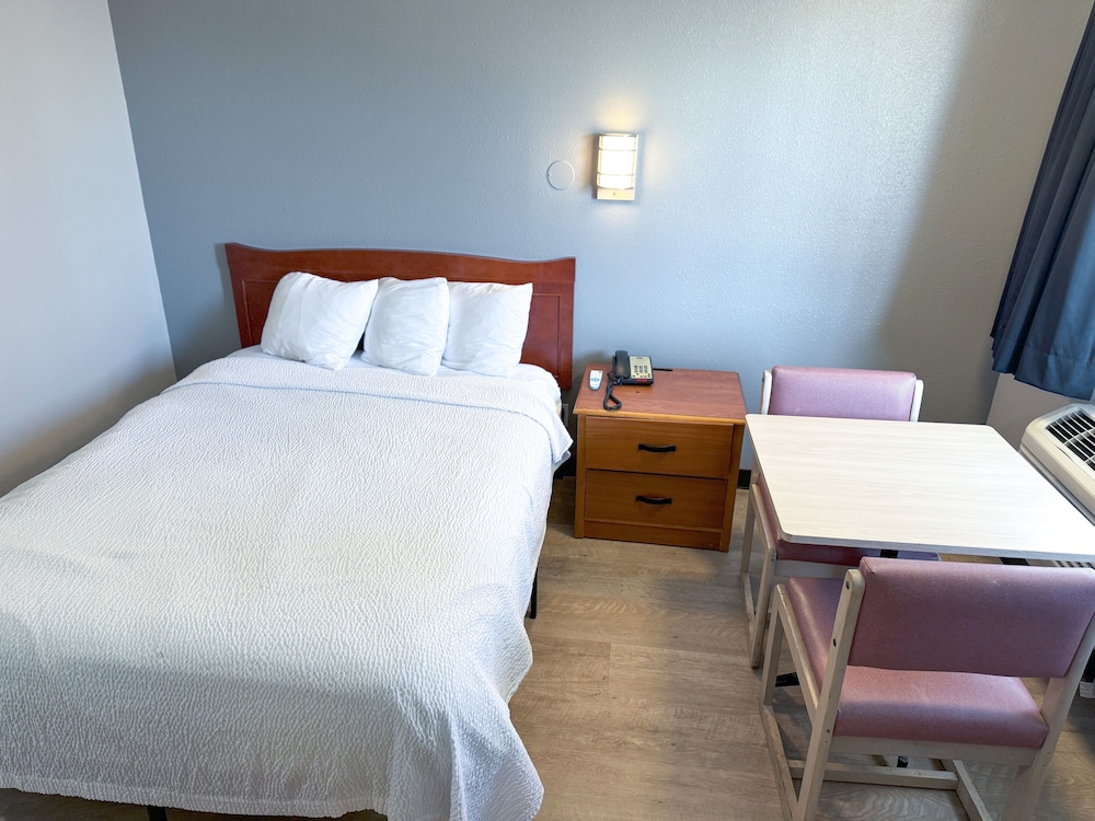 Standard Room, 1 Queen Bed photo 1