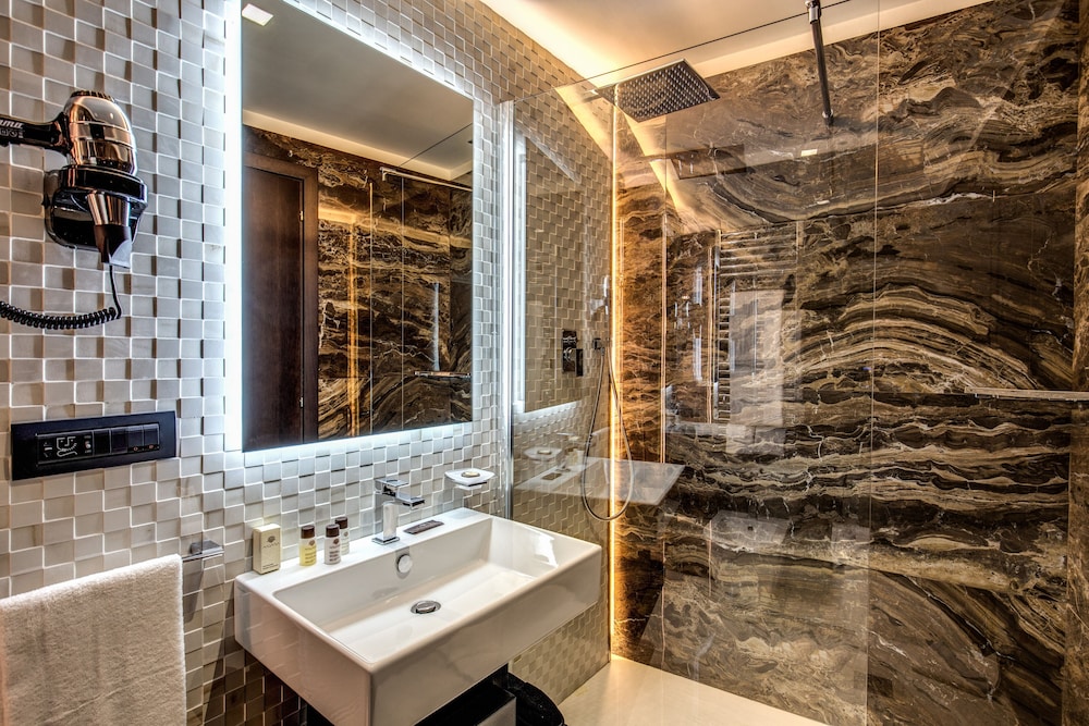 Deluxe Triple Room, City View photo 2