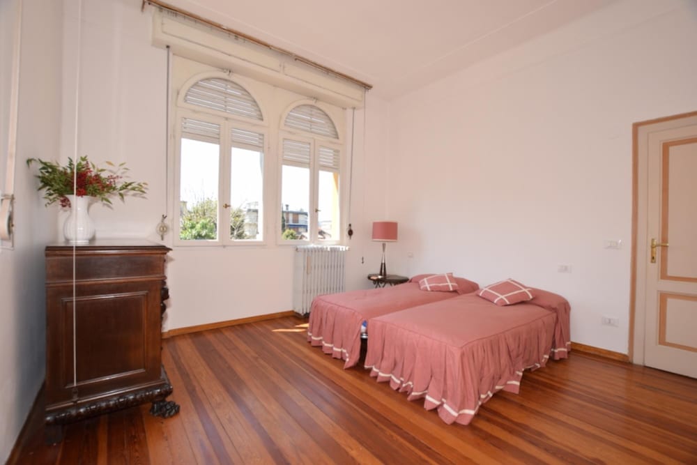 Family Villa, 4 Bedrooms, 2 Bathrooms (Villa Besana 100 M From Lake)