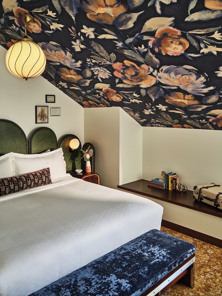 Room, 1 King Bed (Premium Loft)
