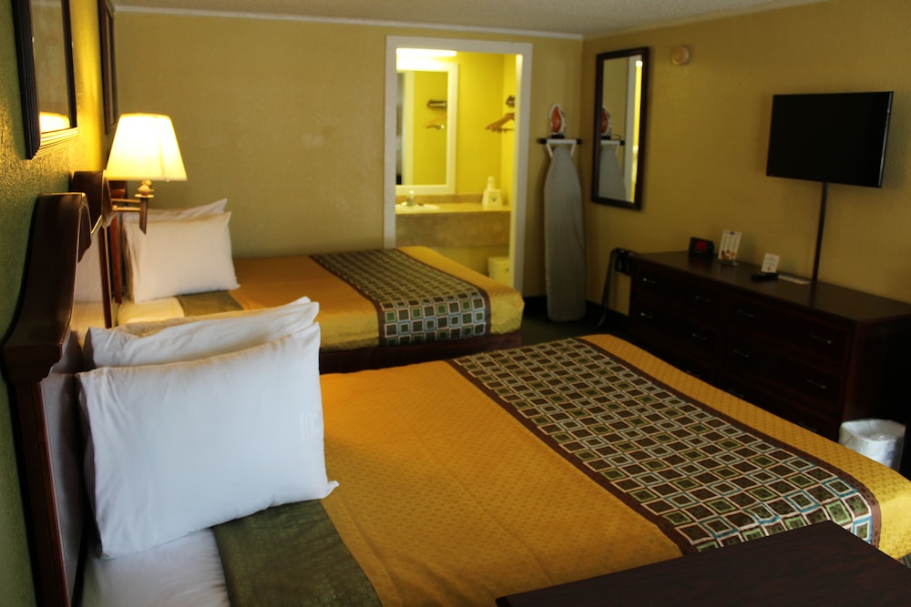 Room, 2 Queen Beds, Smoking - Photo 3