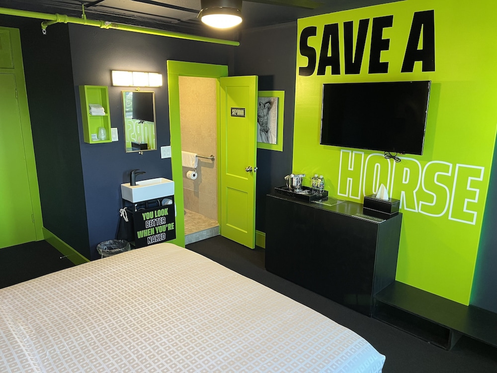 Superior Room, 1 King Bed, Non Smoking, Private Bathroom - Photo 6