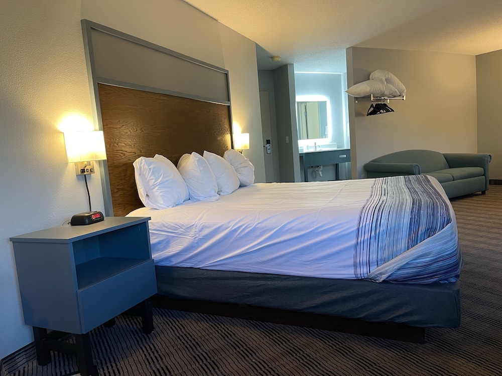 Deluxe Room, 1 King Bed, Non Smoking - Photo 4