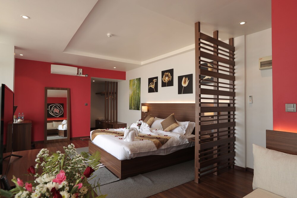 Executive Suite, 1 Double Bed, Bathtub, Sea View photo 3