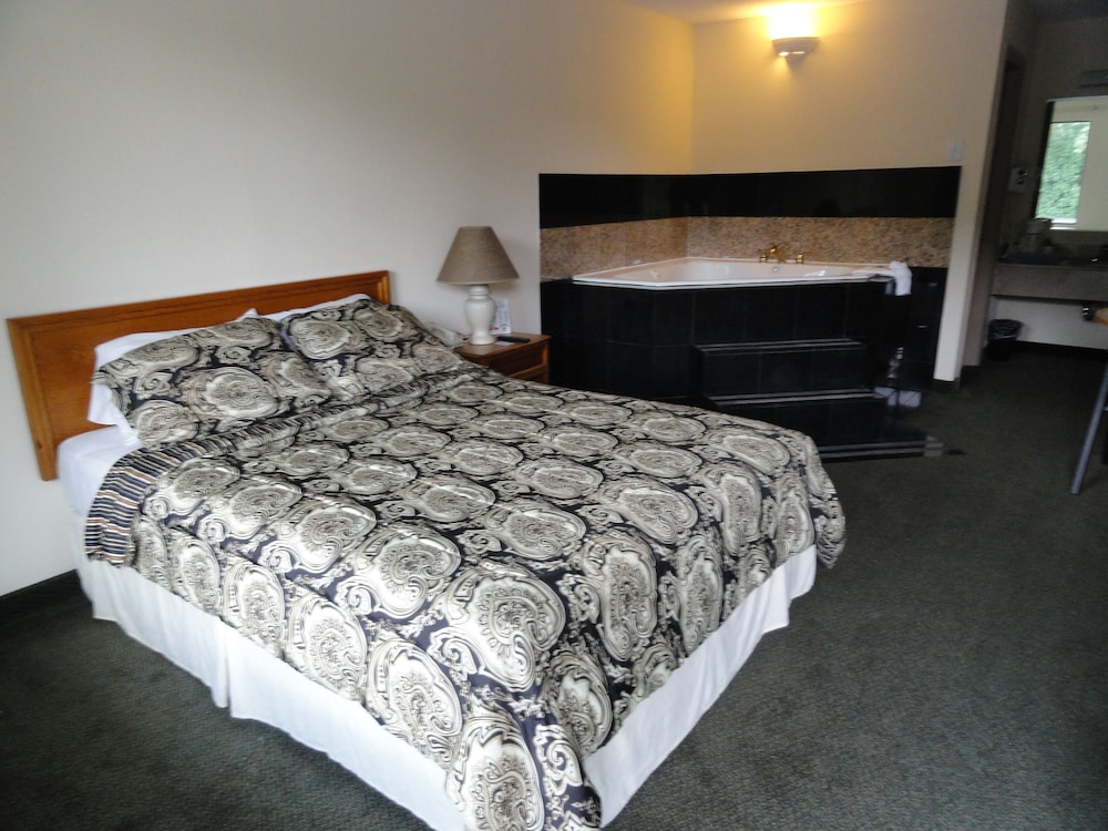 Exclusive Single Room, 1 Queen Bed, Jetted Tub photo 1