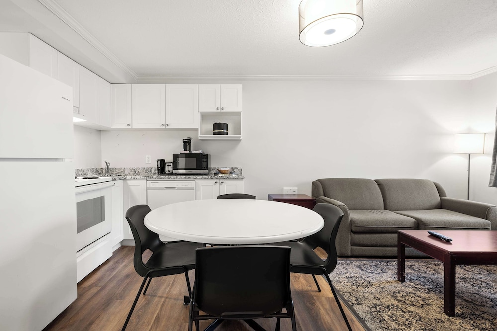Suite, 2 Double Beds, Non Smoking, Kitchen photo 2