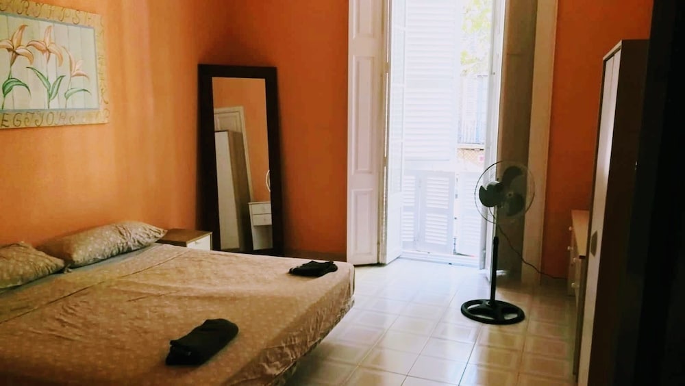 Habitación Doble, Baño Compartido (con balcón 2)